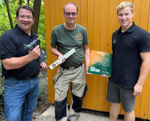Team Potsdamer Gärten mit einem Ehrenschild ind er Hand