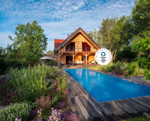 Garten mit Living Pool und Stauden