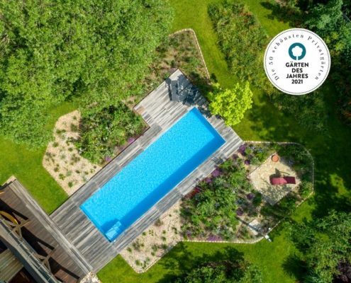 Hausgarten mit vielen Stauden und Living Pool, Luftaufnahme