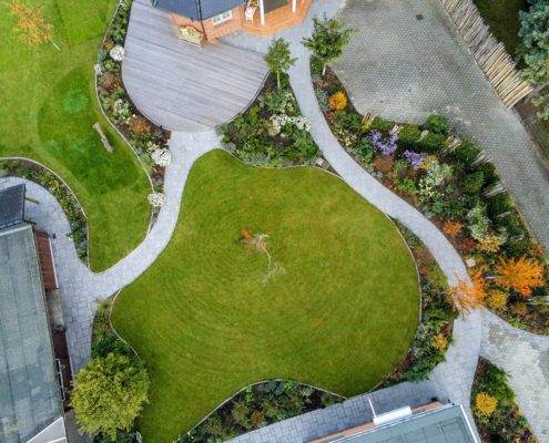 Luftaufnahmen Hausgarten mit Wegen und Terrassen