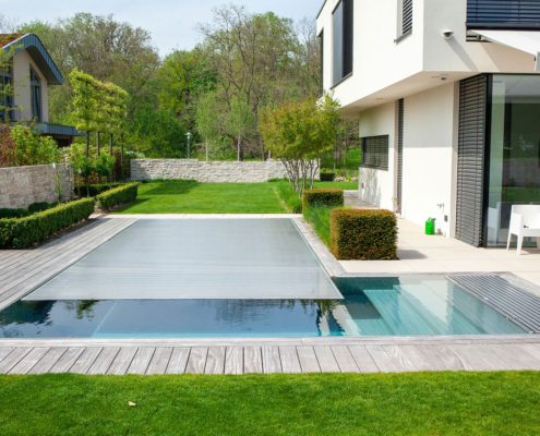 Pool mit Abdeckung am Haus
