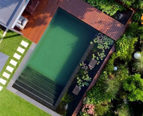 ein Schwimmteich mit einer Holzterrasee - Luftaufnahmen