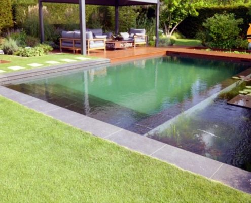 Holzterrasse, Schwimmteich mit einer Pflanzzone Hausgarten mit einem Schwimmteich, Holzterrasse mite einer Sitzgruppe im Hintergrund