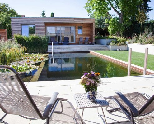 Terrasse zum Schwimmteich im Garten