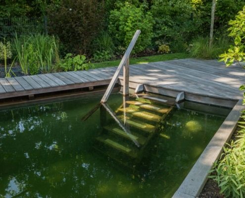 Holzterrasse mit Steg am Schwimmteich