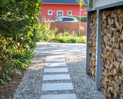 Gehweg mit Trittplatten und Kieselsteinen