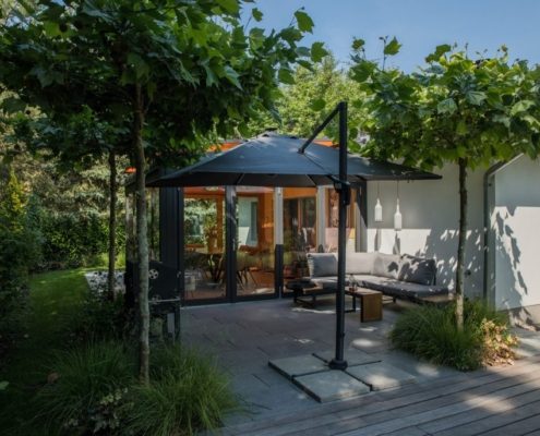 Wintergarten im einem Schwimmteichgarten Wintergarten am Haus