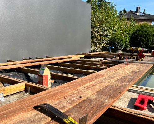 Holzterrasse am Schwimmteich im Bau