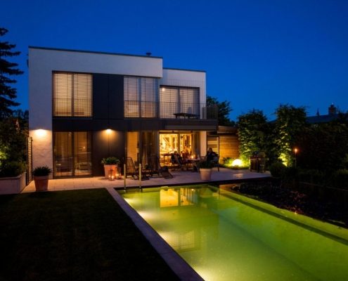 Schwimmteich mit Abendbeleuchtung