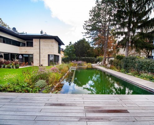 Schwimmteich im Garten, Holzterrasse