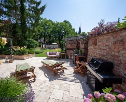 ein mediterraner Stadtgarten mit vielen Pflanzen ein mediterraner Stadtgarten mit vielen Pflanzen