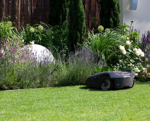 Stadtgarten, Gestaltung eines Schlauchgartens Rasenroboter mit Lichtkugel