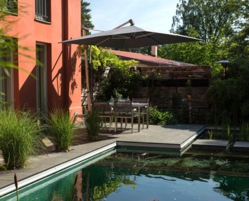 Sitzecke mit Gartenkräutern und Blütenstauden