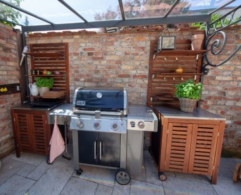 Outdoor-Küche Terrasse mit Grill und Überdachung