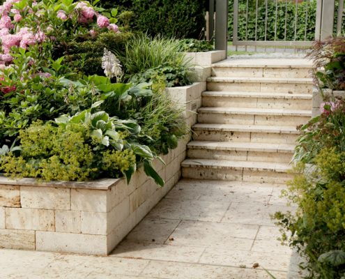 Terrasse aus Naturstein, Garten mit Höhenunterschied Terrasse aus Naturstein