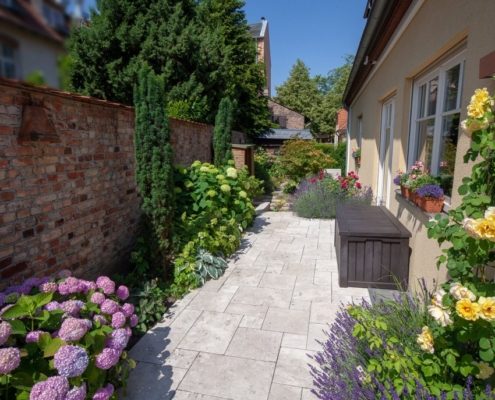 Terrasse aus Travertin Terrasse aus Travertin, Stauden